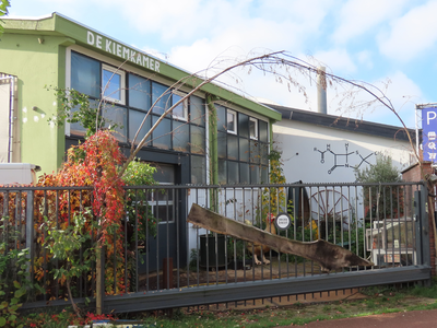 912135 Gezicht op het gesloten (?) gebouw van kunstatelier 'De Kiemkamer' (Nijverheidsweg 18) in het Werkspoorkwartier ...